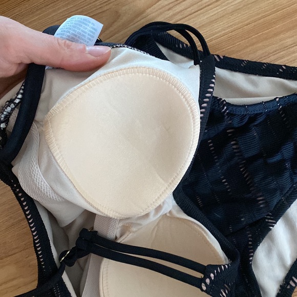 Black cut-out one piece - Picture 3 of 5